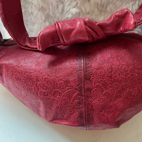 Great American Leather works Cherry red leather embossed knot shoulder bag. - Picture 3 of 13
